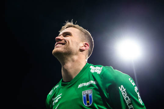 Sirius målvakt Lukas Jonsson jublar