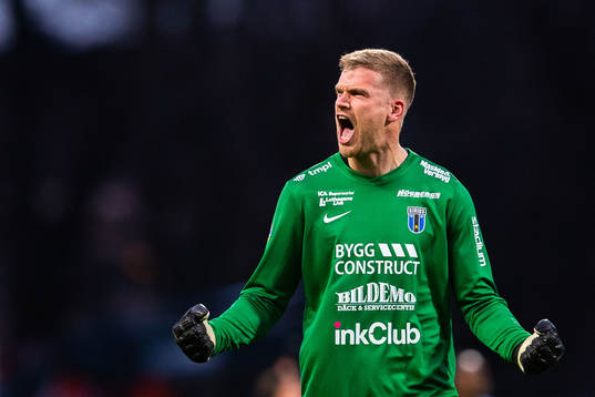 Sirius målvakt Lukas Jonsson jublar