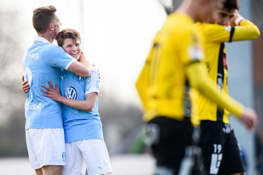 Malmö FFs Jesper Dickman jublar med Markus Rosenberg efter sitt 1-0 mål