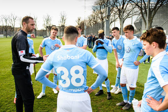 Malmö FFs tränare Andreas Georgsson har genomgång
