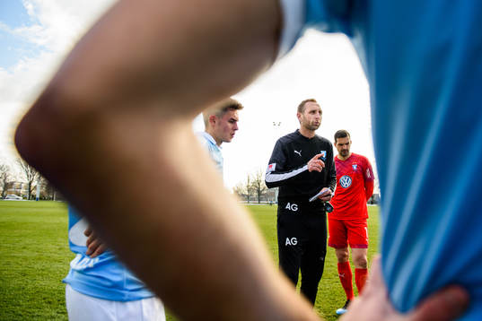 Malmö FFs tränare Andreas Georgsson har genomgång