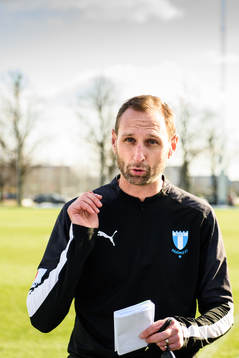 Malmö FFs tränare Andreas Georgsson har genomgång