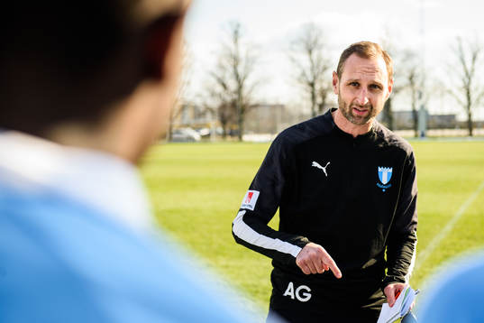 Malmö FFs tränare Andreas Georgsson har genomgång
