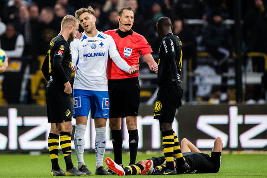 s och IFK Norrköpings spelare i diskussion med domare