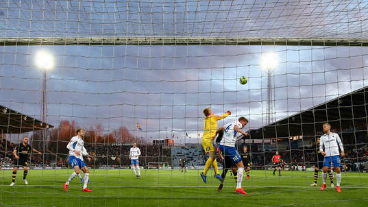 Räddning av IFK Norrköpings målvakt Isak Pettersson