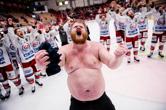 Oskarshamns materialare Benny Boqvist jublar