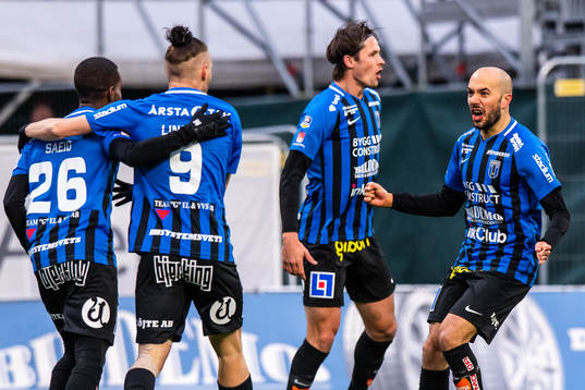 Sirius Mohammed Saeid , Jonas Lindberg , Philip Haglund och Karl Larson jublar efter 1-0