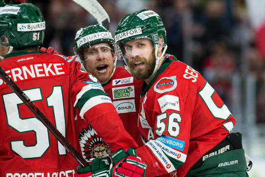 Frölundas Jonathan Sigalet jublar med lagkamrater