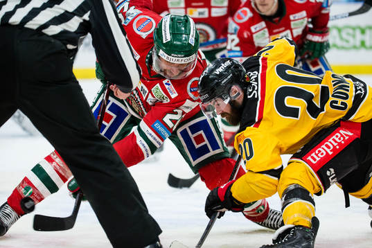 Frölundas Joel Lundqvist tekar mot Luleås Jack Connolly