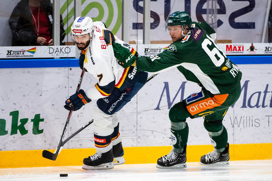 Djurgårdens Jason Garrison och Färjestads Johan Ryno