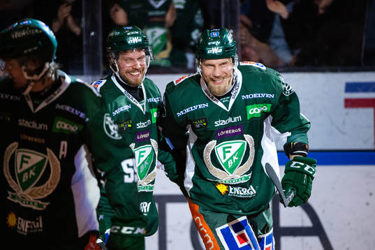 Färjestads Alexander Johansson och Ilari Melart jublar