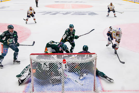 Djurgårdens Dick Axelsson skjuter 1-2 bakom Färjestads
