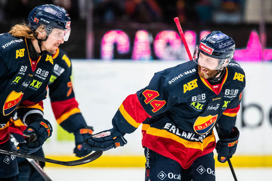 Djurgårdens Axel Jonsson Fjällby och Mattias Guter jublar