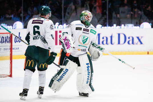 Färjestads Mikael Wikstrand och målvakt Markus Svensson