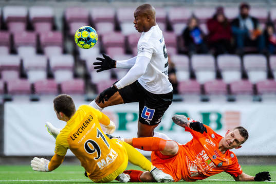 AFC Eskilstunas målvakt Ihor Levchenko och Mehmed Dresevic