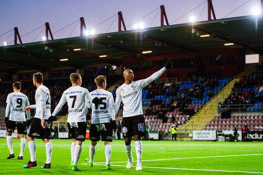  Örebros Carlos Strandberg jublar efter 0-1