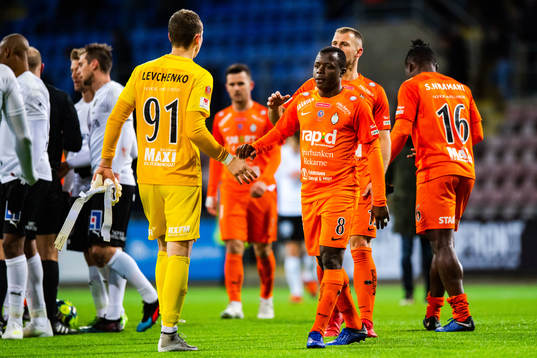 AFC Eskilstunas målvakt Ihor Levchenko och Ousmane Camara