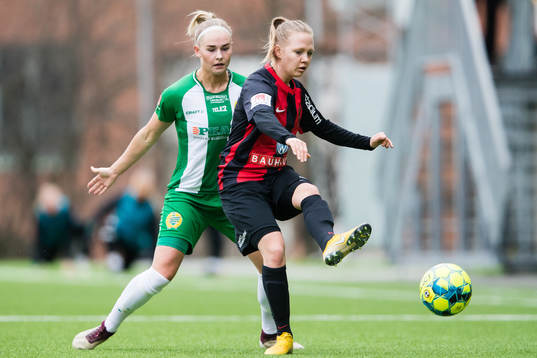 Hammarbys Emma Jansson i kamp om bollen med Brommapojkarnas