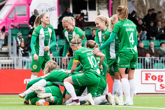Hammarbys spelare jublar efter att Astrid Larsson (ej i bild) gjort 1-0 för Hammarby