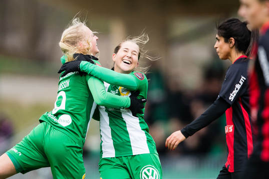 Hammarbys Astrid Larsson jublar tillsammans Felicia Saving efter att ha gjort 4-0 för Hammarbys