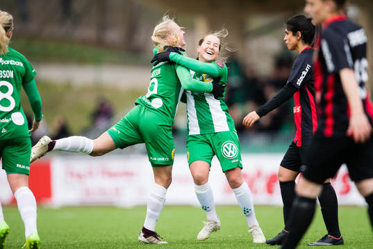 Hammarbys Astrid Larsson jublar tillsammans Felicia Saving efter att ha gjort 4-0 för Hammarbys