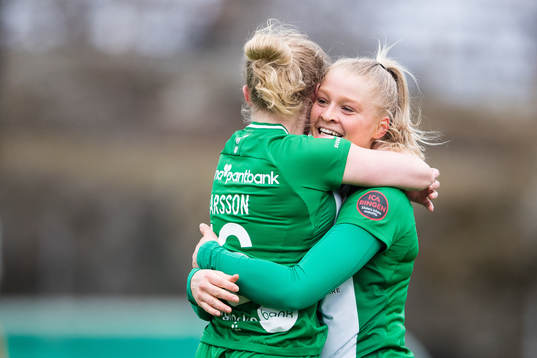 Hammarbys Emilia Larsson jublar tillsammans med Klara Folkesson som gjort 3-0 för Hammarby