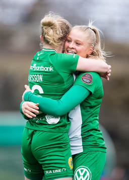 Hammarbys Emilia Larsson jublar tillsammans med Klara Folkesson som gjort 3-0 för Hammarby
