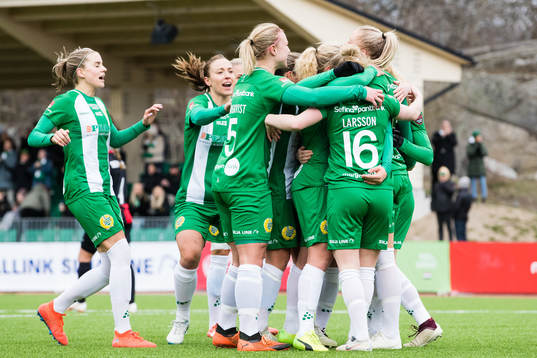 Hammarbys pelare jublar efter att Klara Folkesson gjort 3-0 för Hammarby