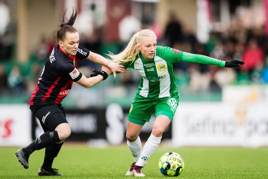 Brommapojkarnas  Filippa Wallén i kamp om bollen med Hammarbys Astrid Larsson
