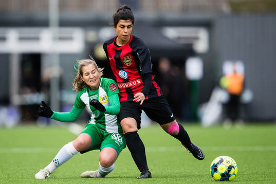 Hammarbys Felicia Saving i kamp om bollen med