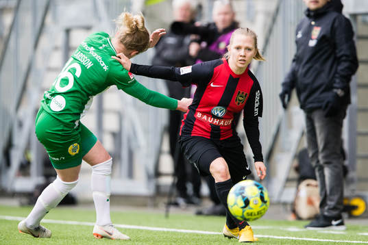 Hammarbys Emilia Larsson i kamp om bollen med