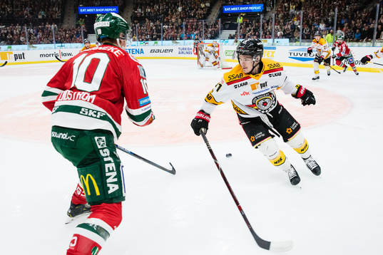 Frölundas Gustav Lindström tacklar Luleås Austin Farley