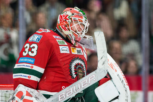 Frölundas målvakt Johan Mattsson jublar