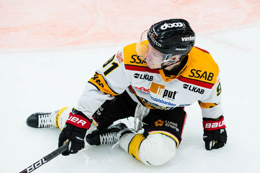 Luleås Johan Forsberg reser sig