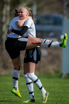 Hittarps Isabell Angel och Maria Westerblad jublar