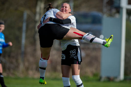 Hittarps Isabell Angel och Maria Westerblad jublar efter 1-0 målet