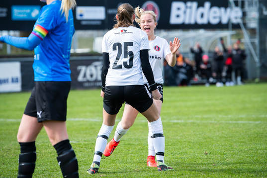 Hittarps Isabelle Angel och Evelina Eklund jublar