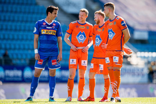 Enric Vallés of Sandefjord talks to Peter Orry Larsen, Fredrik Carlsen and Hólmbert Fridjónsson of Aalesund