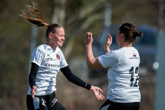 Hittarps Isabell Angel och Maria Westerblad jublar