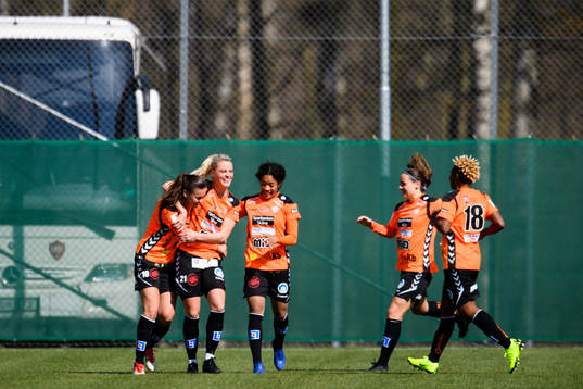 Kristianstads Svar Ros Gudmundsdottir och Evelina Duljan jublar efter 1-0 målet