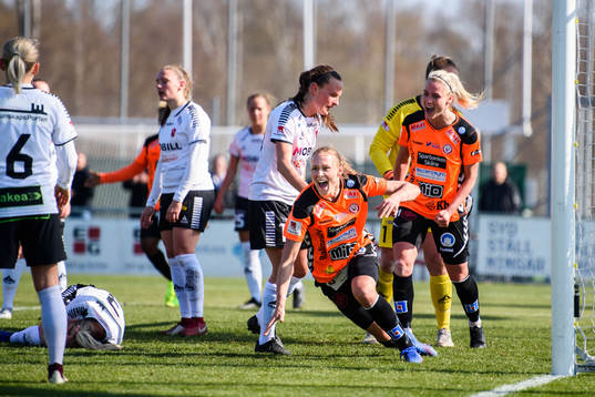 Kristianstads Therese Ivarsson jublar efter 5-0 målet