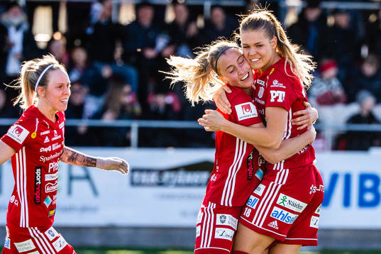 Piteås Cecilia Edlund, Julia Karlenäs och Nina Jakobsson jublar efter 1-0 av Jakobsson