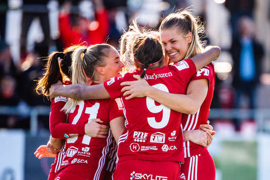 Piteås Nina Jakobsson jublar med lagkamrater efter 1-0