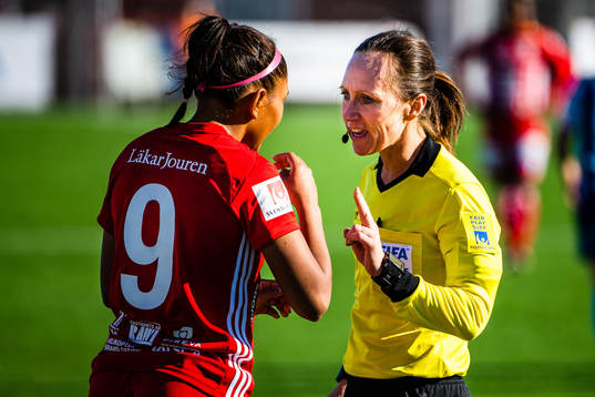 Piteås Madelen Janogy och domare Pernilla Larsson