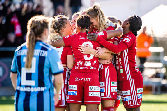 Piteås spelare jublar efter 1-0 av Nina Jakobsson