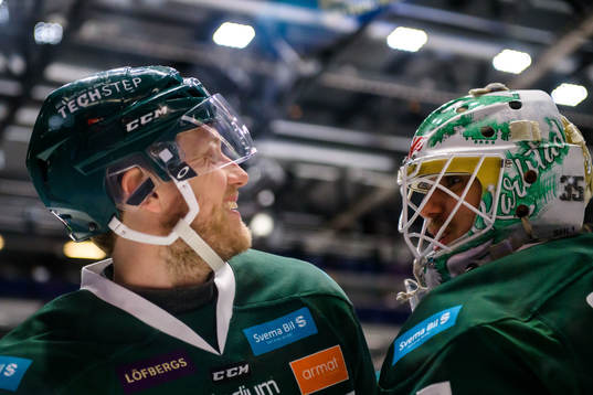 Glada miner hos Färjestads Johan Ryno och målvakt Adam