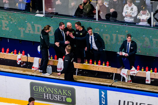 Färjestads assisterande tränare Gereon Dahlgren jublar