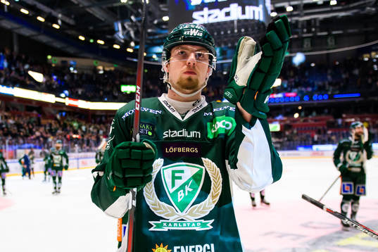 Färjestads Johan Ivarsson jublar och tackar publiken