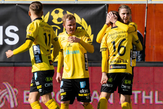 Pawel Cibicki klappas om av Simon Lundevall och Robert