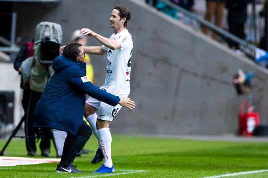 Sirius Philip Haglund jublar med målvaktstränare Karim Fegrouch efter 0-1